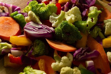 Hazırlık için hazırlanmış çeşitli ve doğranmış sebzelerin ayrıntıları..