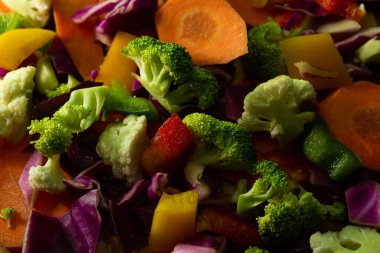 Hazırlık için hazırlanmış çeşitli ve doğranmış sebzelerin ayrıntıları..