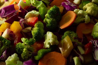 Hazırlık için hazırlanmış çeşitli ve doğranmış sebzelerin ayrıntıları..