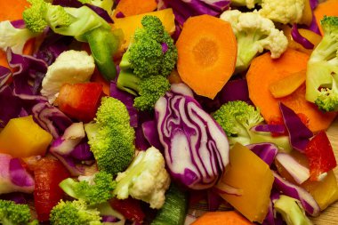 Hazırlık için hazırlanmış çeşitli ve doğranmış sebzelerin ayrıntıları..