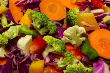 Hazırlık için hazırlanmış çeşitli ve doğranmış sebzelerin ayrıntıları..