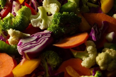 Hazırlık için hazırlanmış çeşitli ve doğranmış sebzelerin ayrıntıları..