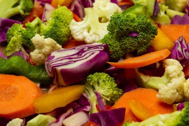 Hazırlık için hazırlanmış çeşitli ve doğranmış sebzelerin ayrıntıları..