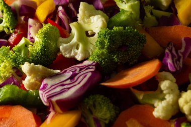 Hazırlık için hazırlanmış çeşitli ve doğranmış sebzelerin ayrıntıları..