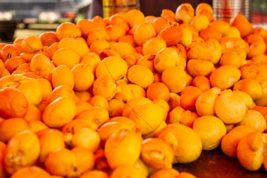  Satılık pequi yığınları fuar tezgahında sergileniyor.