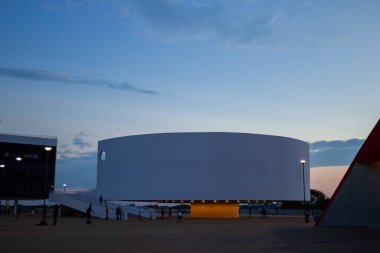 Goiania, Goias 'taki Esplanada JK' deki Oscar Niemeyer Kültür Merkezi 'nde öğleden sonra yaşanan bir detay. Ailelerin eğlenmek için toplandığı halka açık bir yer..
