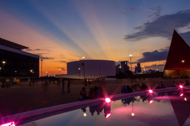 Goiania, Goias 'taki Esplanada JK' deki Oscar Niemeyer Kültür Merkezi 'nde öğleden sonra yaşanan bir detay. Ailelerin eğlenmek için toplandığı halka açık bir yer..