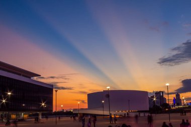 Goiania, Goias 'taki Esplanada JK' deki Oscar Niemeyer Kültür Merkezi 'nde öğleden sonra yaşanan bir detay. Ailelerin eğlenmek için toplandığı halka açık bir yer..