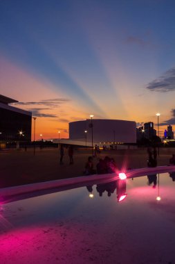 Goiania, Goias 'taki Esplanada JK' deki Oscar Niemeyer Kültür Merkezi 'nde öğleden sonra yaşanan bir detay. Ailelerin eğlenmek için toplandığı halka açık bir yer..