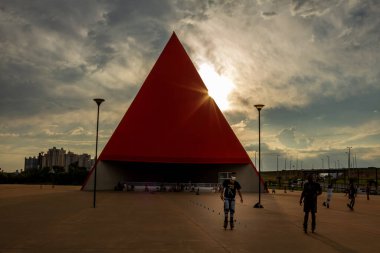 Goiania, Goias 'taki Esplanada JK' deki Oscar Niemeyer Kültür Merkezi 'nde öğleden sonra yaşanan bir detay. Ailelerin eğlenmek için toplandığı halka açık bir yer..