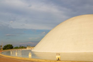 Goiania, Goias 'taki Esplanada JK' deki Oscar Niemeyer Kültür Merkezi 'nde öğleden sonra yaşanan bir detay. Ailelerin eğlenmek için toplandığı halka açık bir yer..