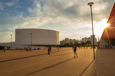 Goiania, Goias 'taki Esplanada JK' deki Oscar Niemeyer Kültür Merkezi 'nde öğleden sonra yaşanan bir detay. Ailelerin eğlenmek için toplandığı halka açık bir yer..