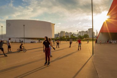 Goiania, Goias 'taki Esplanada JK' deki Oscar Niemeyer Kültür Merkezi 'nde öğleden sonra yaşanan bir detay. Ailelerin eğlenmek için toplandığı halka açık bir yer..