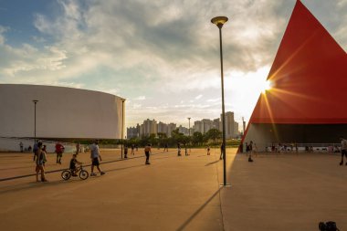 Goiania, Goias 'taki Esplanada JK' deki Oscar Niemeyer Kültür Merkezi 'nde öğleden sonra yaşanan bir detay. Ailelerin eğlenmek için toplandığı halka açık bir yer..