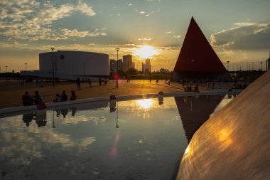 Goiania, Goias 'taki Esplanada JK' deki Oscar Niemeyer Kültür Merkezi 'nde öğleden sonra yaşanan bir detay. Ailelerin eğlenmek için toplandığı halka açık bir yer..