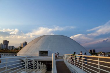 Goiania, Goias 'taki Esplanada JK' deki Oscar Niemeyer Kültür Merkezi 'nde öğleden sonra yaşanan bir detay. Ailelerin eğlenmek için toplandığı halka açık bir yer..