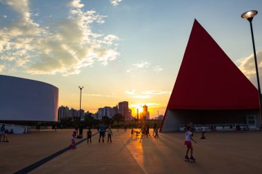 Goiania, Goias 'taki Esplanada JK' deki Oscar Niemeyer Kültür Merkezi 'nde öğleden sonra yaşanan bir detay. Ailelerin eğlenmek için toplandığı halka açık bir yer..