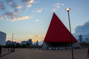Goiania, Goias 'taki Esplanada JK' deki Oscar Niemeyer Kültür Merkezi 'nde öğleden sonra yaşanan bir detay. Ailelerin eğlenmek için toplandığı halka açık bir yer..