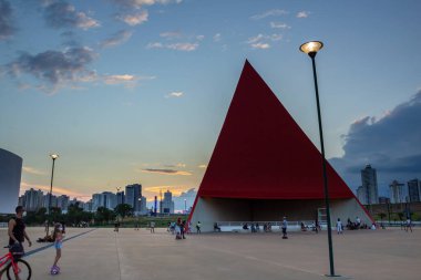 Goiania, Goias 'taki Esplanada JK' deki Oscar Niemeyer Kültür Merkezi 'nde öğleden sonra yaşanan bir detay. Ailelerin eğlenmek için toplandığı halka açık bir yer..