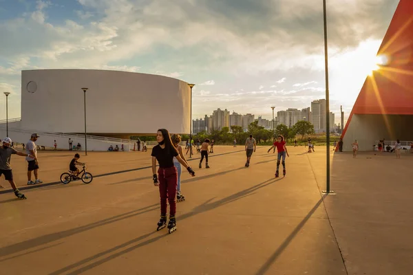 下午晚些时候在Goiania市Esplanada Jk的Oscar Niemeyer文化中心的详情 一个家庭聚集在一起玩乐的公共场所 — 图库照片