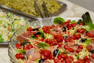 Bir partide açık büfedeki kasedeki salatanın ayrıntıları..