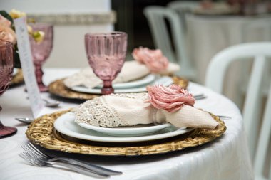 Bir etkinlik için dekore edilmiş bir misafir masasının detayları. Parti masası.