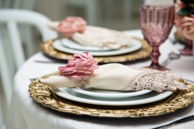 Bir etkinlik için dekore edilmiş bir misafir masasının detayları. Parti masası.