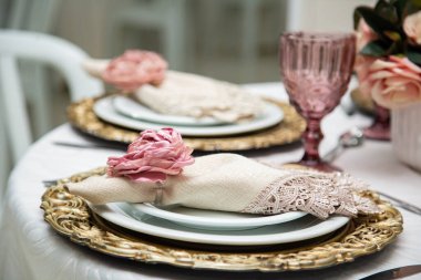 Bir etkinlik için dekore edilmiş bir misafir masasının detayları. Parti masası.