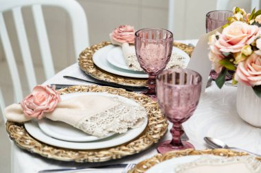 Bir etkinlik için dekore edilmiş bir misafir masasının detayları. Parti masası.