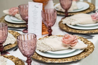 Bir etkinlik için dekore edilmiş bir misafir masasının detayları. Parti masası.