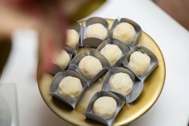 Süt tozundan yapılmış şekerlemelerin ayrıntıları toplanmış ve bir tepsinin içinde, parti masasının üzerinde..