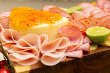 Masada salam, peynir, meyve ve reçel içeren bir panonun ayrıntıları..