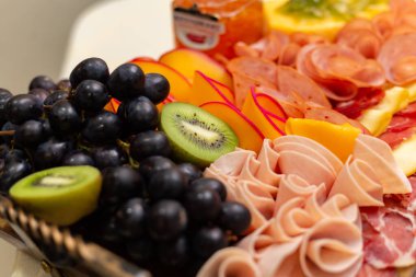 Masada salam, peynir, meyve ve reçel içeren bir panonun ayrıntıları..