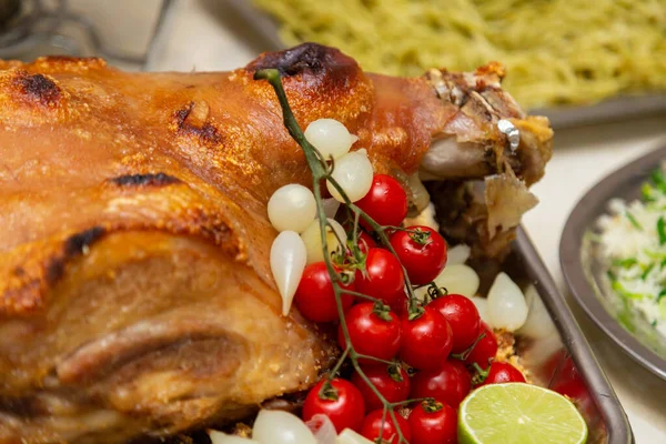 Fırında kızartılmış et, pirinç ve makarna tabakları bir doğum günü partisi için açık büfe masasında..