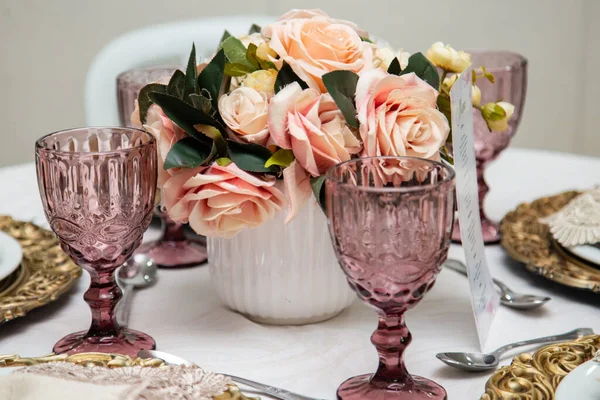 Bir etkinlik için dekore edilmiş bir misafir masasının detayları. Parti masası.