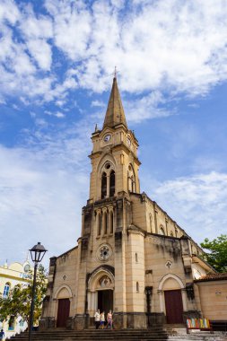 Mavi gökyüzü ve arka planda bulutlar olan Kutsal Kilisemizin ayrıntıları..