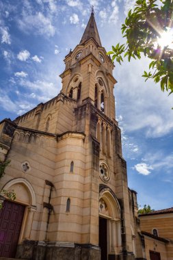 Mavi gökyüzü ve arka planda bulutlar olan Kutsal Kilisemizin ayrıntıları..