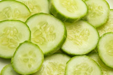  Birkaç dilim salatalık.