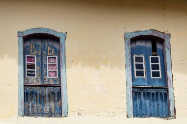 Goias şehrinde bir evde iki koloni tarzı pencere. (Goias Velho)