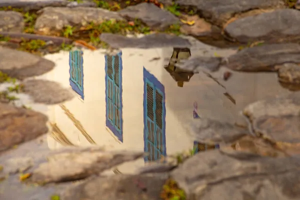 Detail Einer Hausfassade Der Stadt Gois Einer Wasserpfütze Auf Dem — Stockfoto