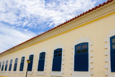 Goas City 'deki Charity Hastanesi Sao Pedro Dalcantara. Arka planda bulutlu gökyüzü olan Charity Hastanesi..