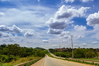 Goias eyaletinin bulutlu bir sabahında GO-070 otoyolunun manzarası. Goias 'ta bir yoldan manzara.