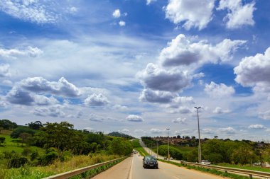 Goias eyaletinin bulutlu bir sabahında GO-070 otoyolunun manzarası. Goias 'ta bir yoldan manzara.