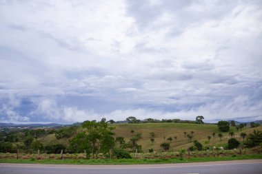 Goias eyaletinde bulutlu bir sabahta GO-070 otobanının manzarası.