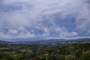 Goias eyaletinde bulutlu bir sabahta GO-070 otobanının manzarası.