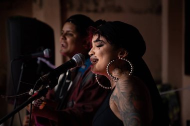 Luanna Angelica ve Taysa Carvalho - İki yerli sanatçı - Kızıl Cadılar Gecesi - Cumhurbaşkanı Jair Bolsonaro 'ya karşı siyasi odaklı bir Cadılar Bayramı etkinliği.