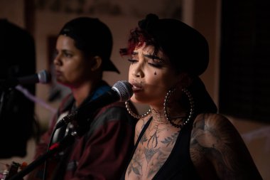 Luanna Angelica ve Taysa Carvalho - İki yerli sanatçı - Kızıl Cadılar Gecesi - Cumhurbaşkanı Jair Bolsonaro 'ya karşı siyasi odaklı bir Cadılar Bayramı etkinliği.