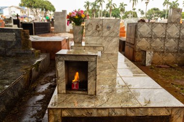  İçinde yanan bir mum olan bir mezar. Tüm Ruhlar Günü.