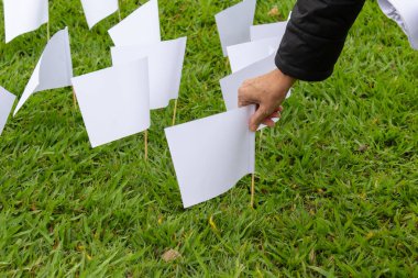 600.000 'den fazla insanın hayatını kaybettiği ve Brezilya' da yaslı ailelerinin anısına, Coletiva Margaridas tarafından düzenlenen bir etkinlik olan 600 beyaz bayrak sergilendi..