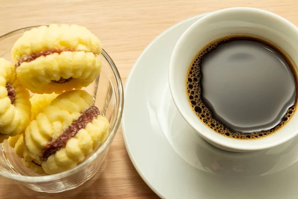 Eine Tasse Kaffee Mit Einem Haufen Butterkekse Bestreut Mit Zucker — Stockfoto